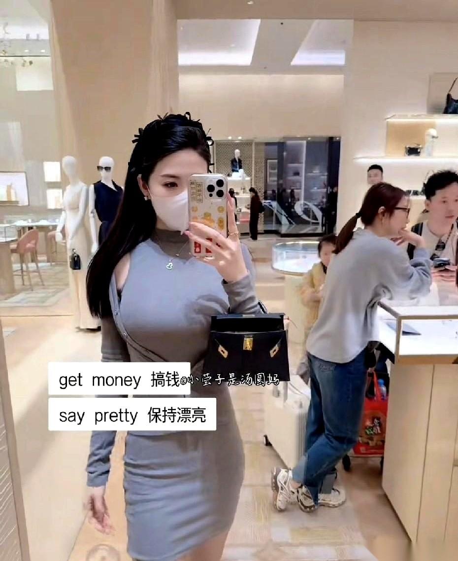 200万粉丝的大号刚被封死，那个消失了一阵子的“汤圆妈”，换个马甲又在短视频里“