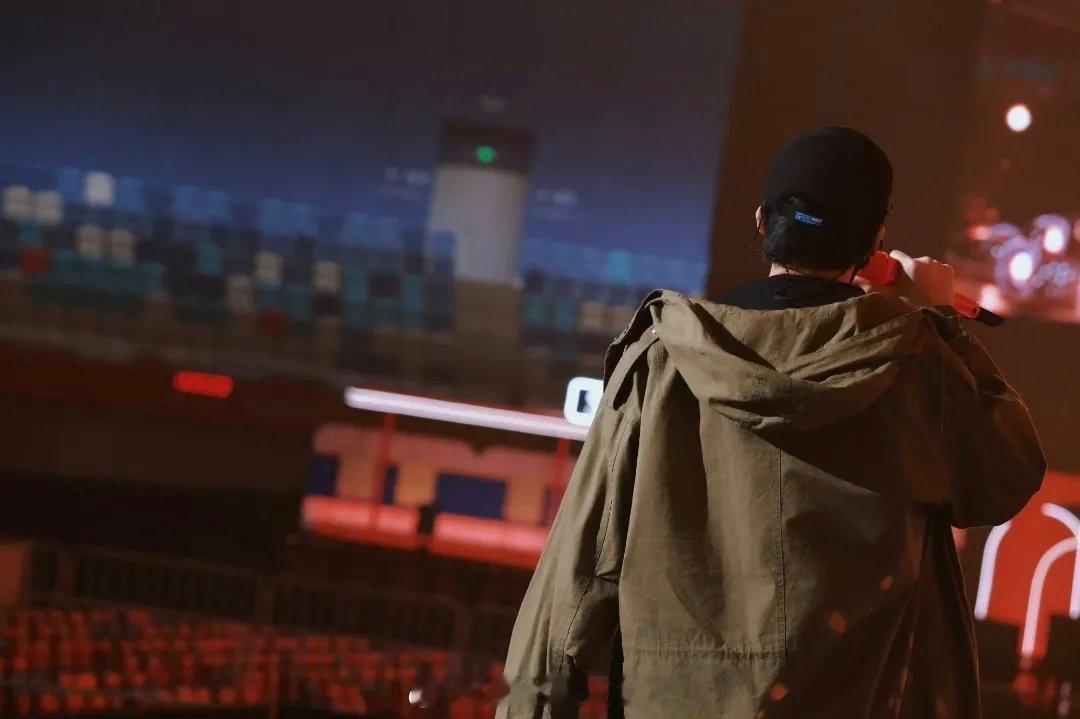 摩登兄弟[超话] 我的宝来空降啦，发出爱的表白~从舞台角落到聚光灯下，你始终带着