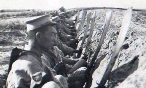 1933 年 3 月的喜峰口，零下 20 度的寒风里，29 军士兵们正把大刀在煤