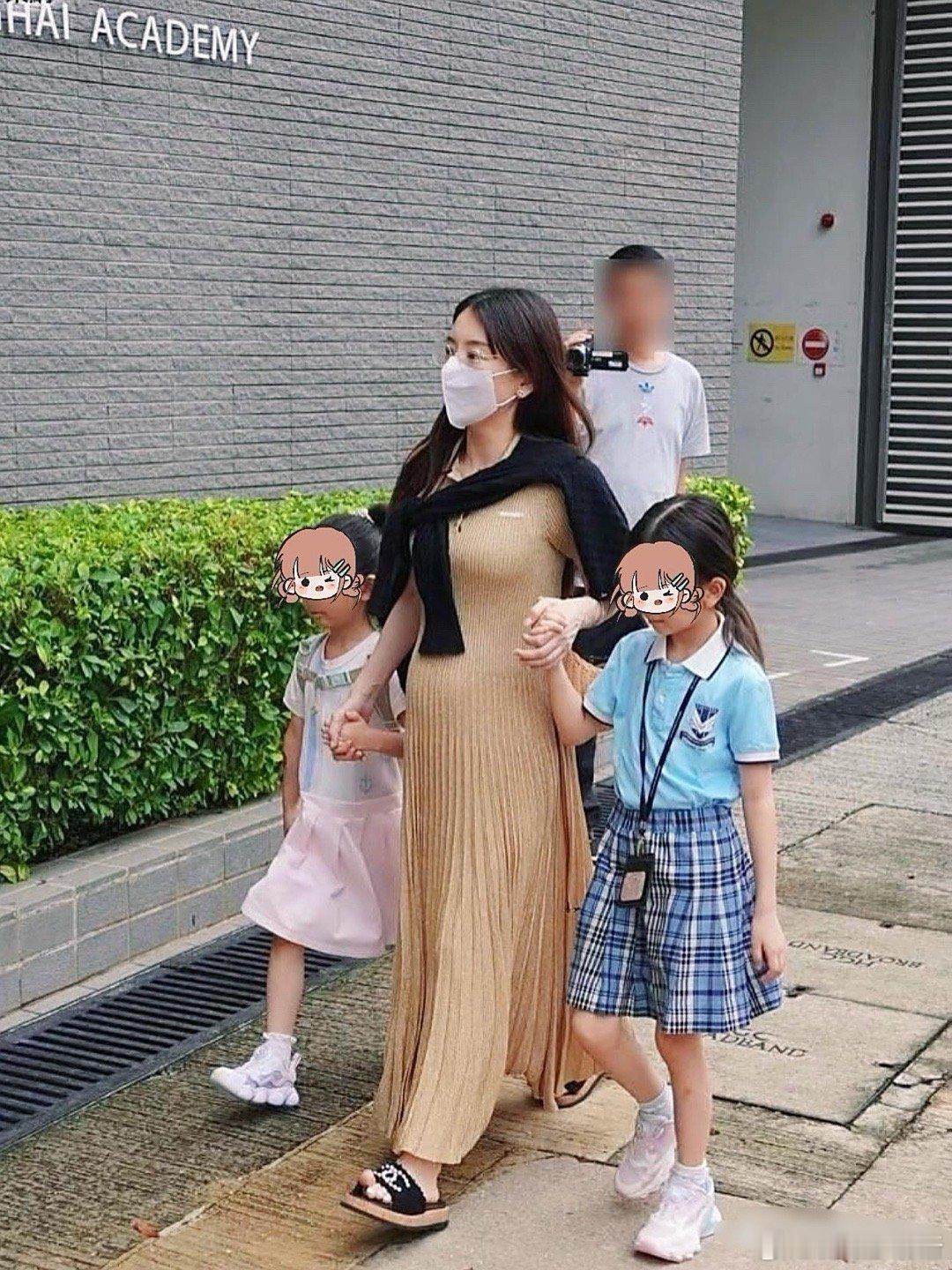 方媛带两个女儿去上学，三胎孕肚明显。虽然看上去素颜，但是反而全身散发的母性光辉！