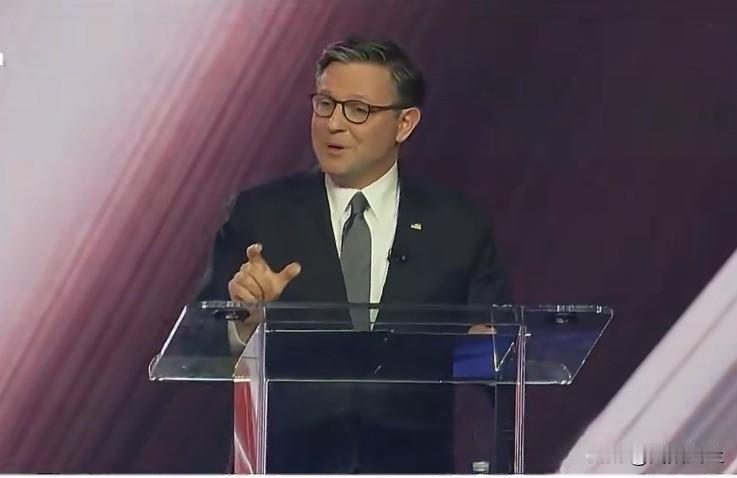 美国众议院议长迈克·约翰逊在Turning Point USA集会上发表演讲（节