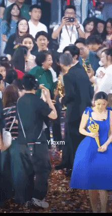 百花奖颁奖典礼，观百花奖台下众生相……主角默默离开，王宝强获0票上热搜。[泣不成