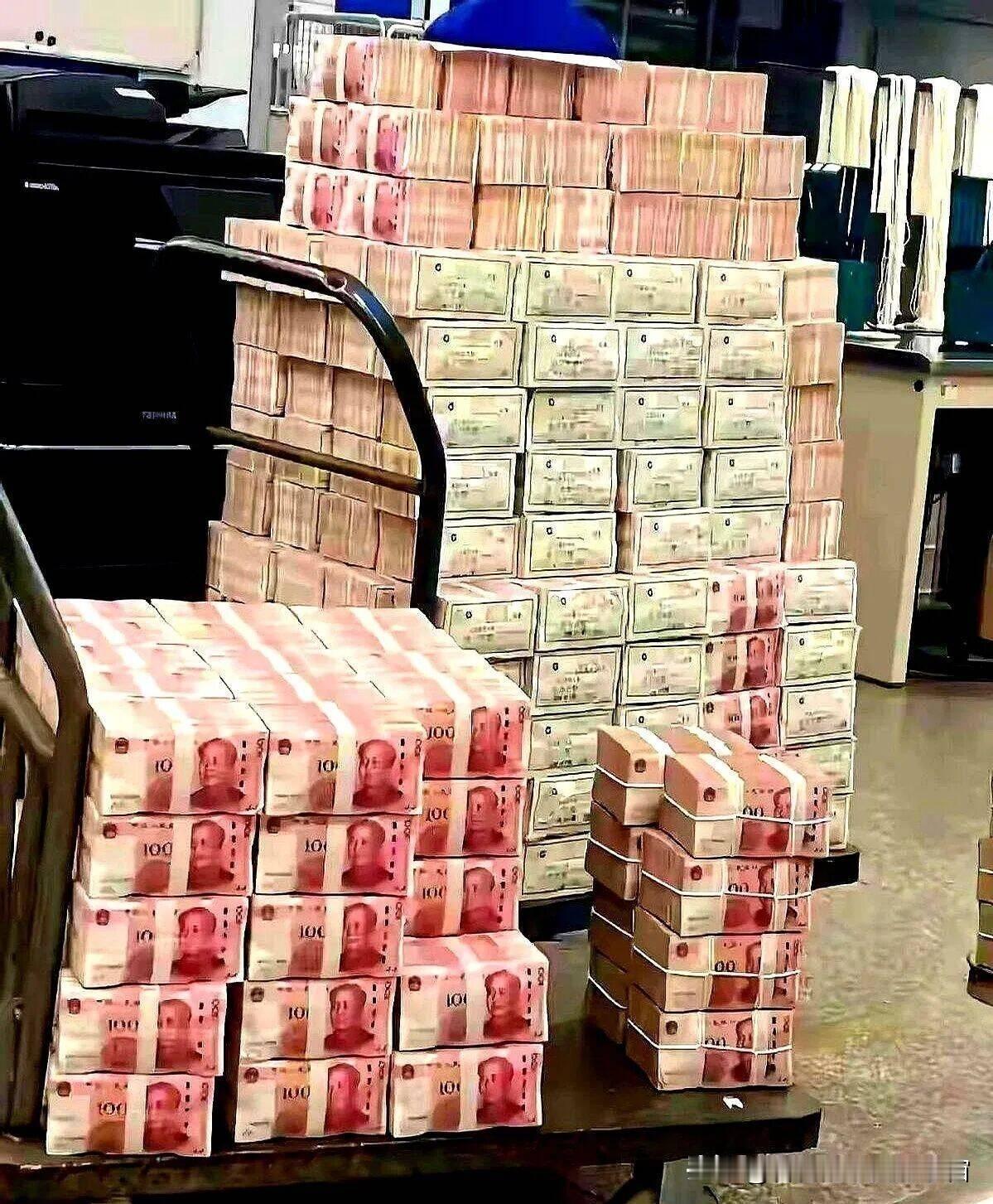 杭州那哥们儿又成反面典型咯。21 岁拆迁获 800 万，直接躺平，锁卡存银行吃利