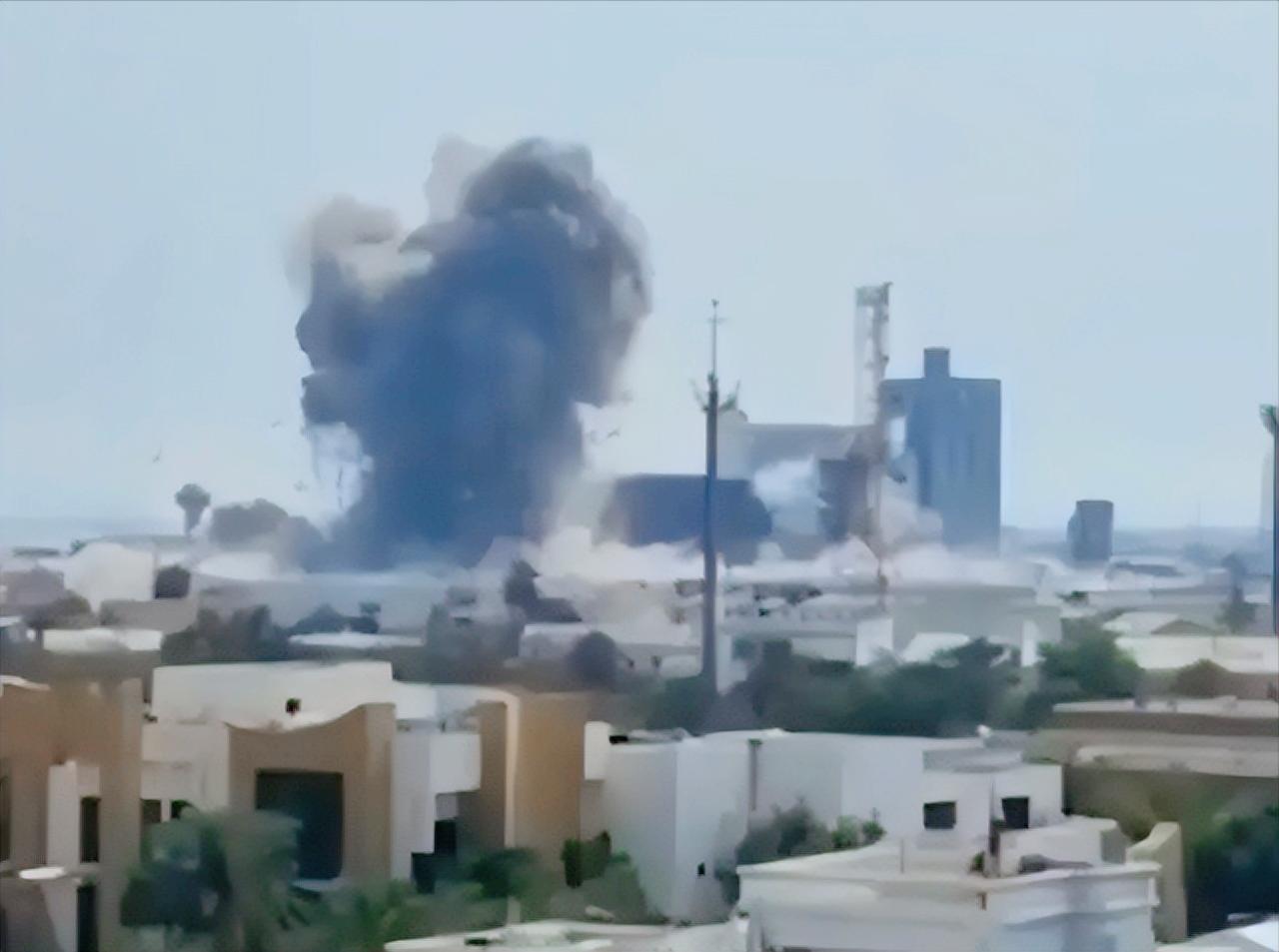 出大事了！伊朗几架低成本无人机竟然直接把亚马逊在巴林、阿联酋的数据中心给炸了，这