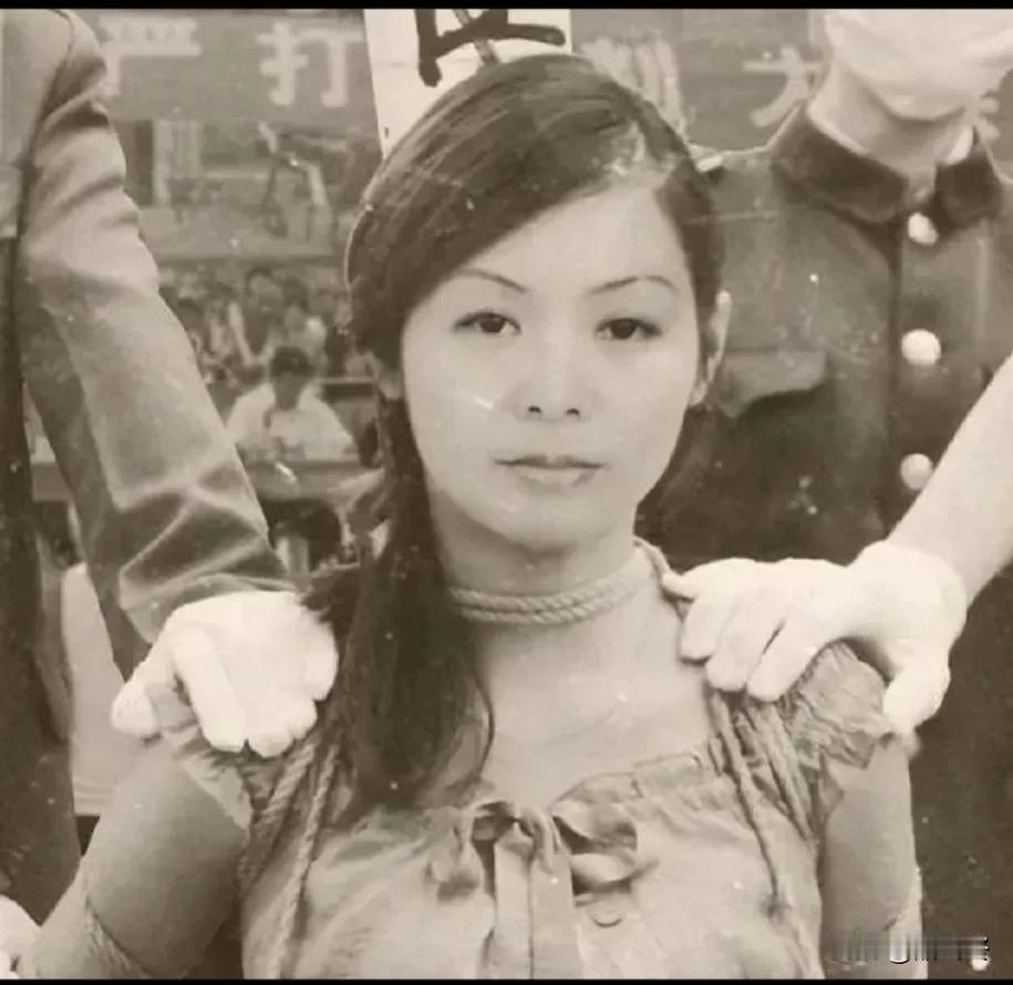 1983年，翟曼霞被枪决前留下的最后影像！
从图片中可以看出，翟曼霞容颜秀丽，颜