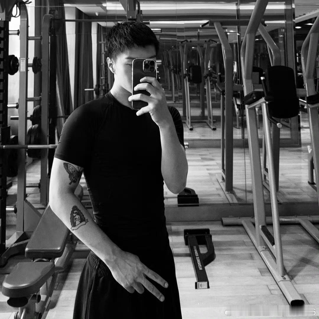 范丞丞半夜往群里发健身照奔跑吧十亿吨跑男的料 跑男团深夜内卷现场🈶 李晨爆料范