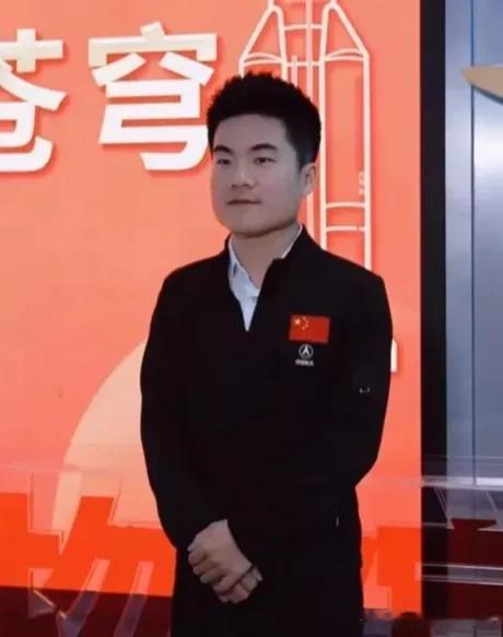 董宇辉仍然是顶流。

他在2024年1月9日，开启了新账号“与辉同行”的首播，直