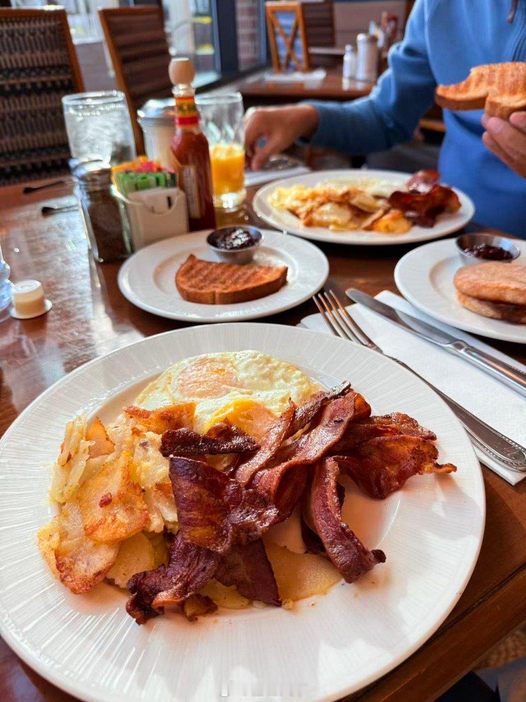 今晨在酒店餐厅用早餐。 