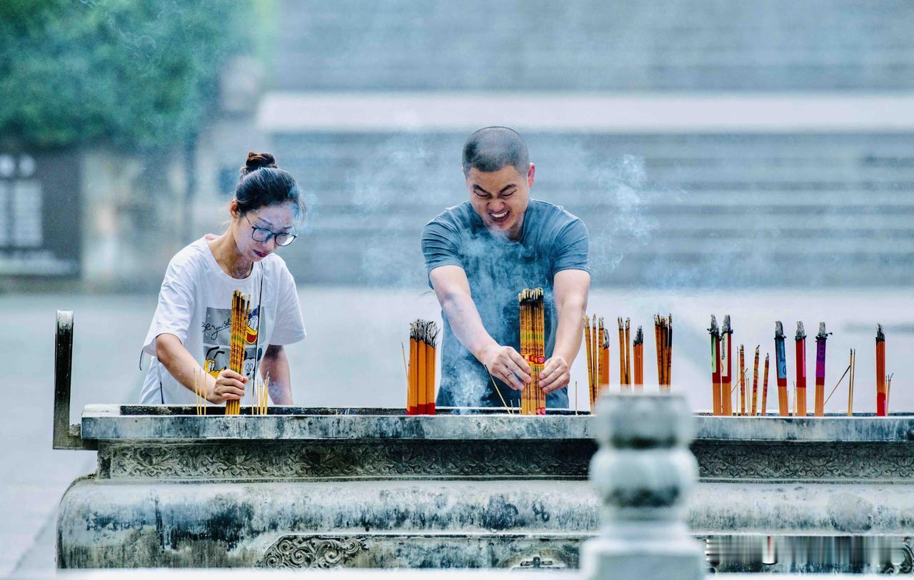 一缕青烟寄心愿，一炷香火盼安然。两人相伴于古寺烟火间，把俗世期许融进袅袅云烟，愿