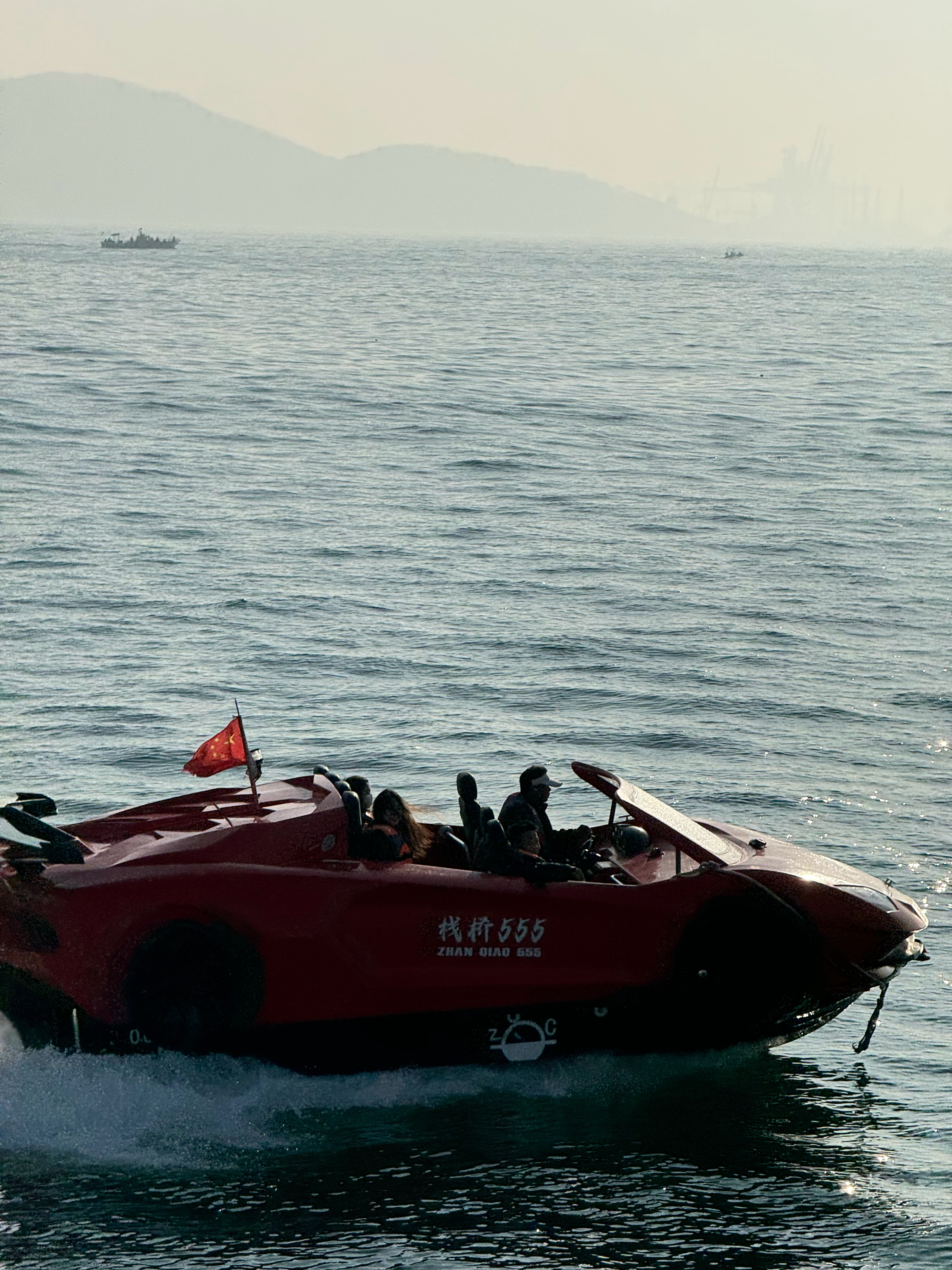 不愧是大城市，豪车都开到海上来了[666] ​​​