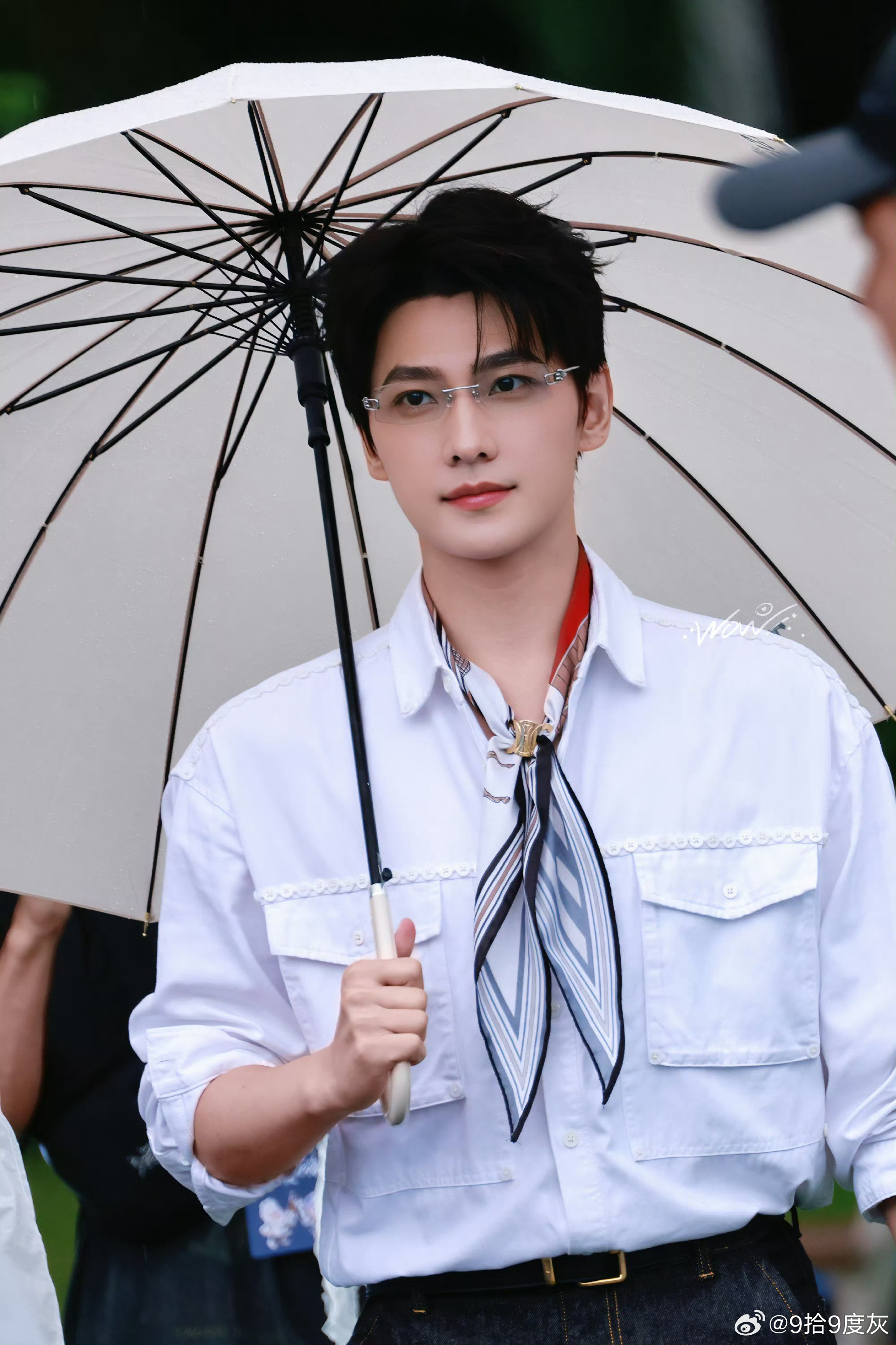 杨洋亮相深圳感谢粉丝雨中等待这个杨洋没理由不爱… 