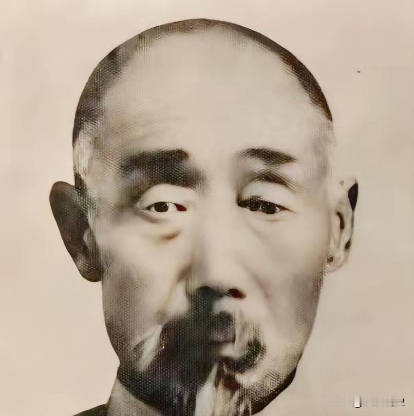 1878年，武术家张策12岁时，在鱼塘边抓青蛙，忽然被人推下鱼塘。张策落水后，拼