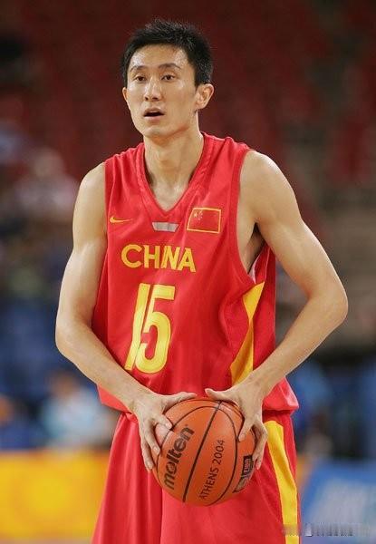 杜峰带过国家男篮成绩可观，带女篮完全能胜任，支持杜峰
 
杜锋现身女篮热身赛看台