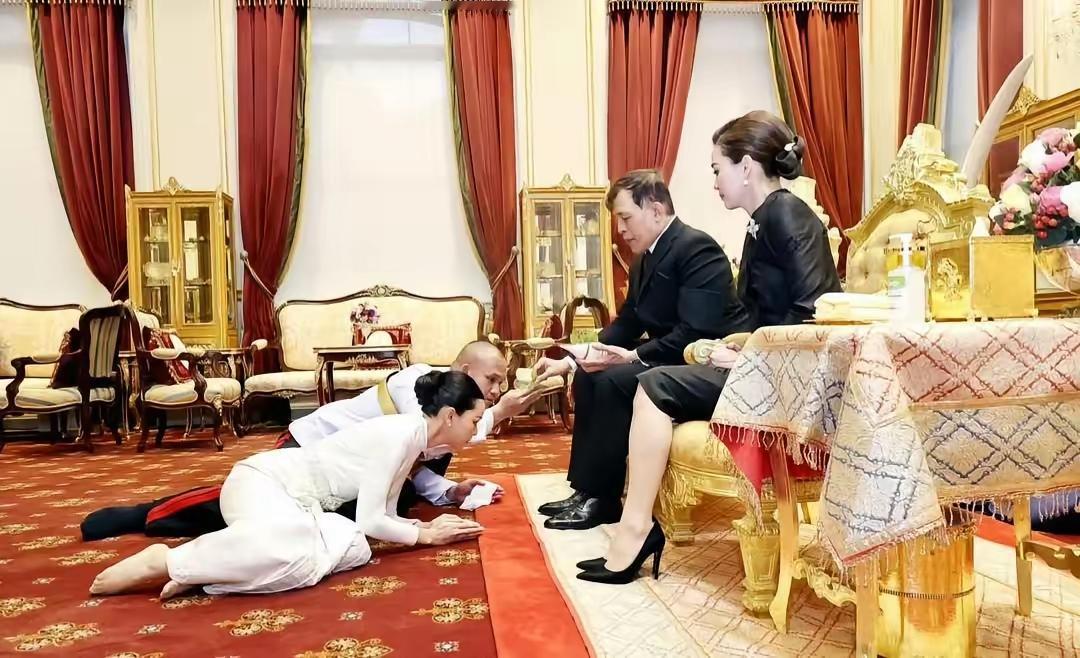 国内子民，每当有重大的事宜，都是要向泰国王室汇报的，而且还是得行跪拜礼。

这一