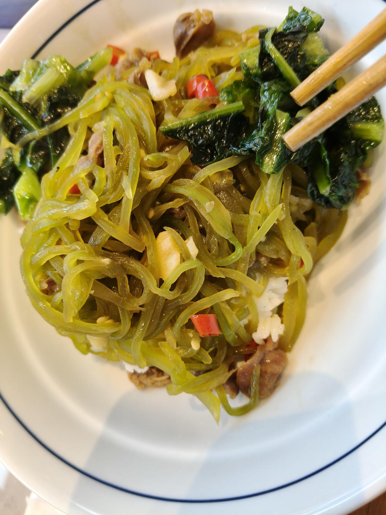 1莴苣炒鸡珍，太辣了！辣的刺激，幸亏我要的少！另一个菜是素炒小油菜！
    顿