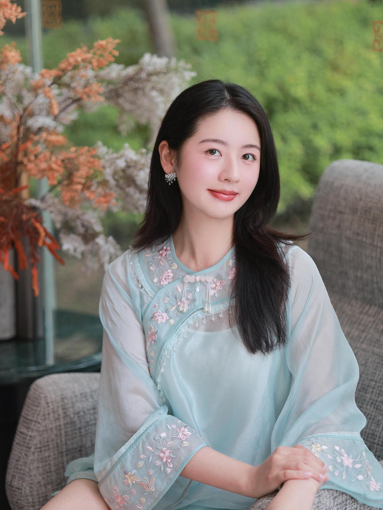 ʜᴀᴘᴘʏ ⁺¹⁰⁰ 🧸

浅蓝国风套装携初夏清风而来，
把古典与现代的韵致缝