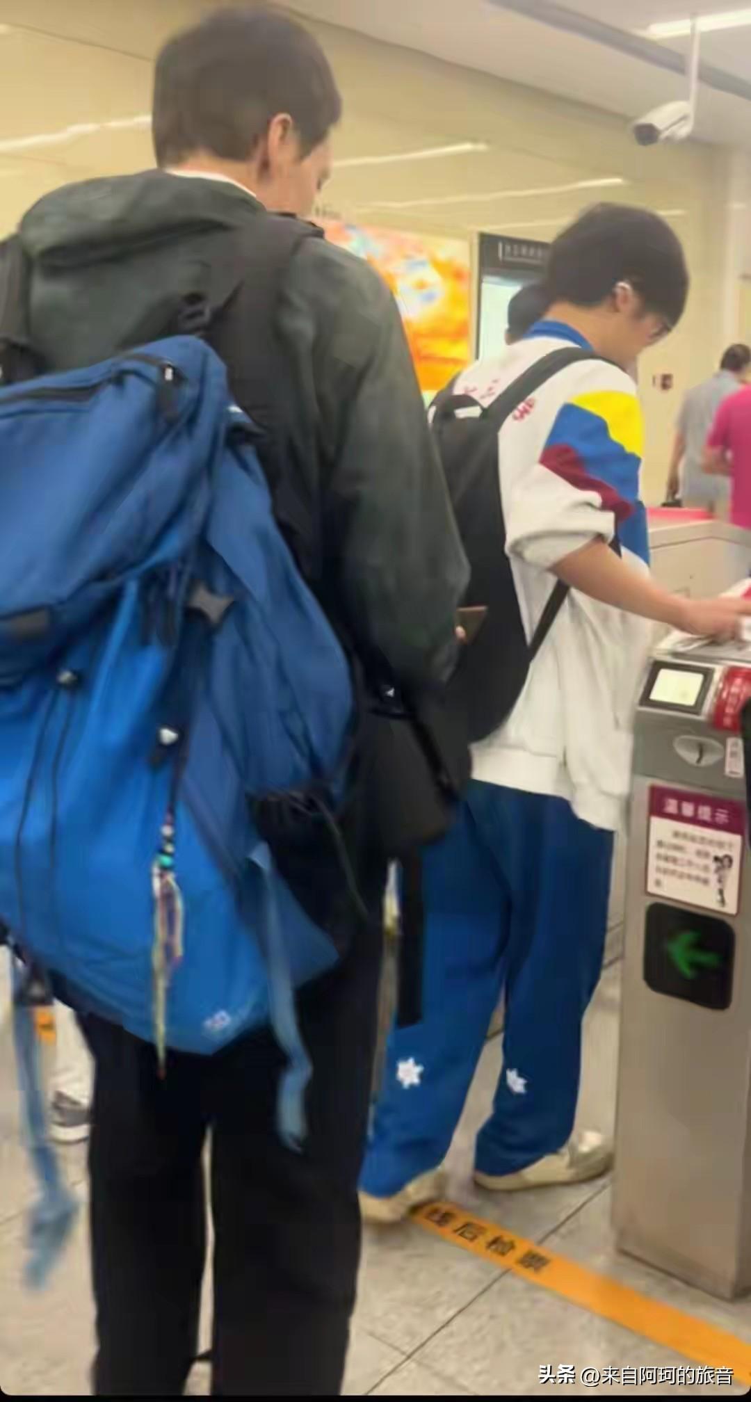 天津咸阳路地铁站有个老外逃票逃了大半年，每次跟着人屁股后头贴过去，手里举着手机假