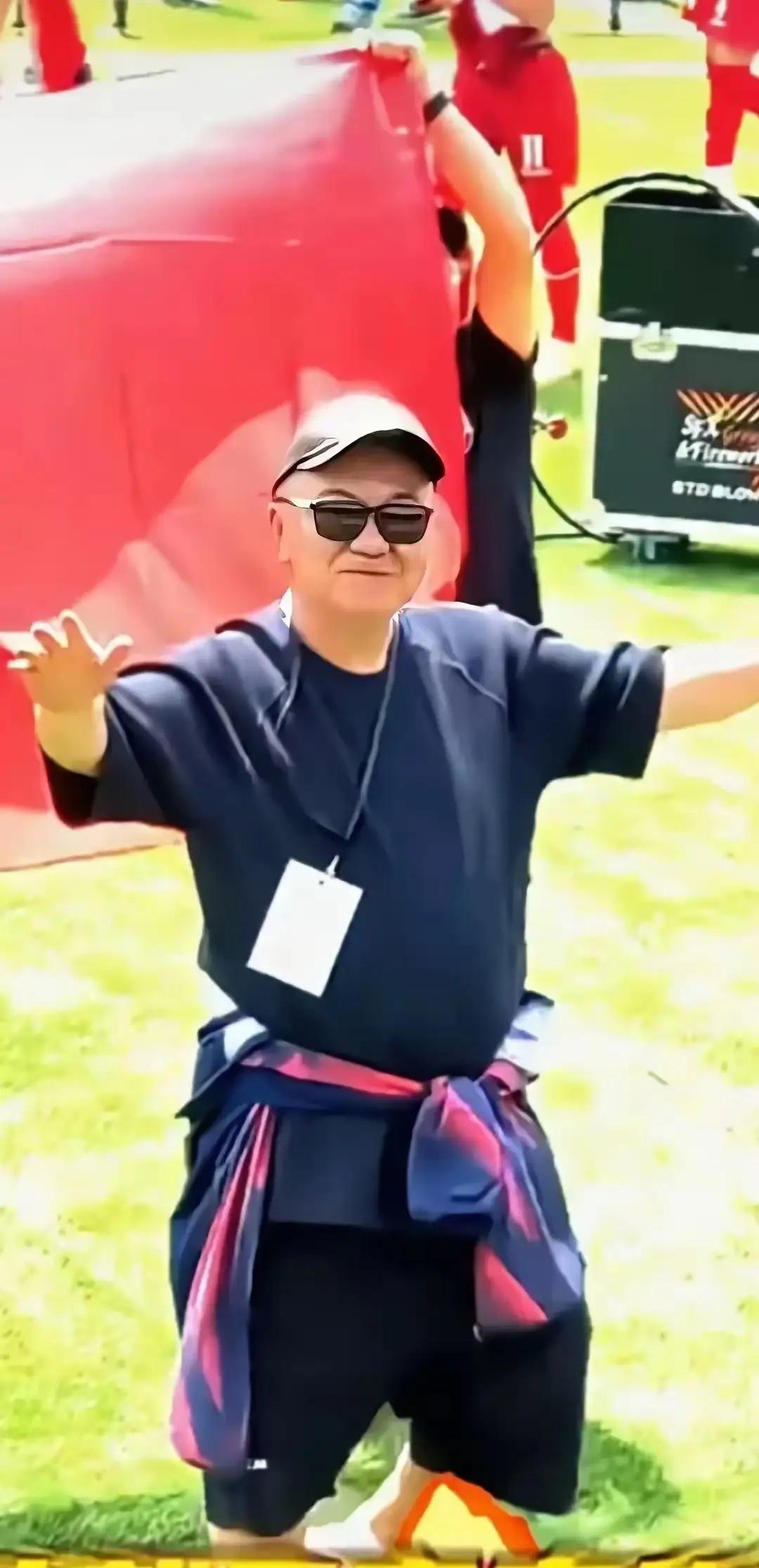 董路在直播中公布一个极具爆炸性的重磅消息，他向大家透露，目前已经有两家国内特别有