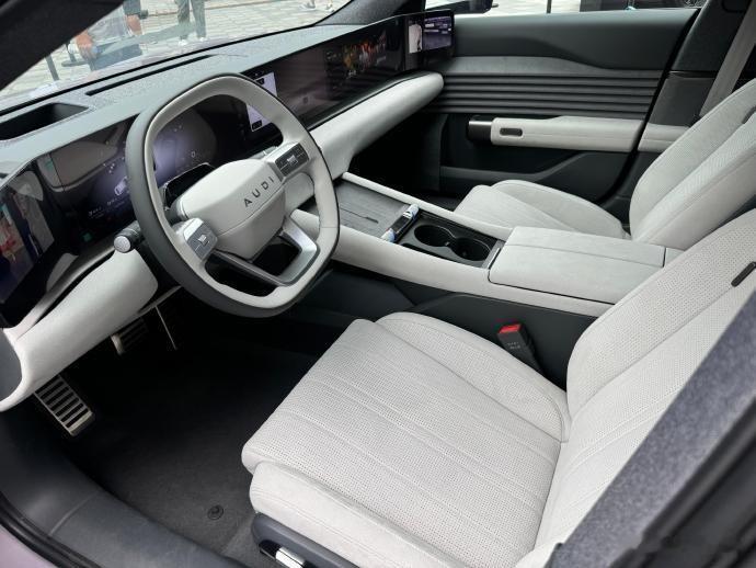 奥迪A5 Sportback 一抹流线，掠过城市风景。奥迪A5 Sportbac