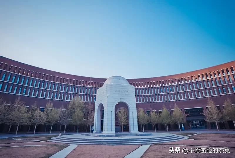 教育反思录（982）
同学的儿子
高考五百多分
上了一所民办的大学
普通本科
一