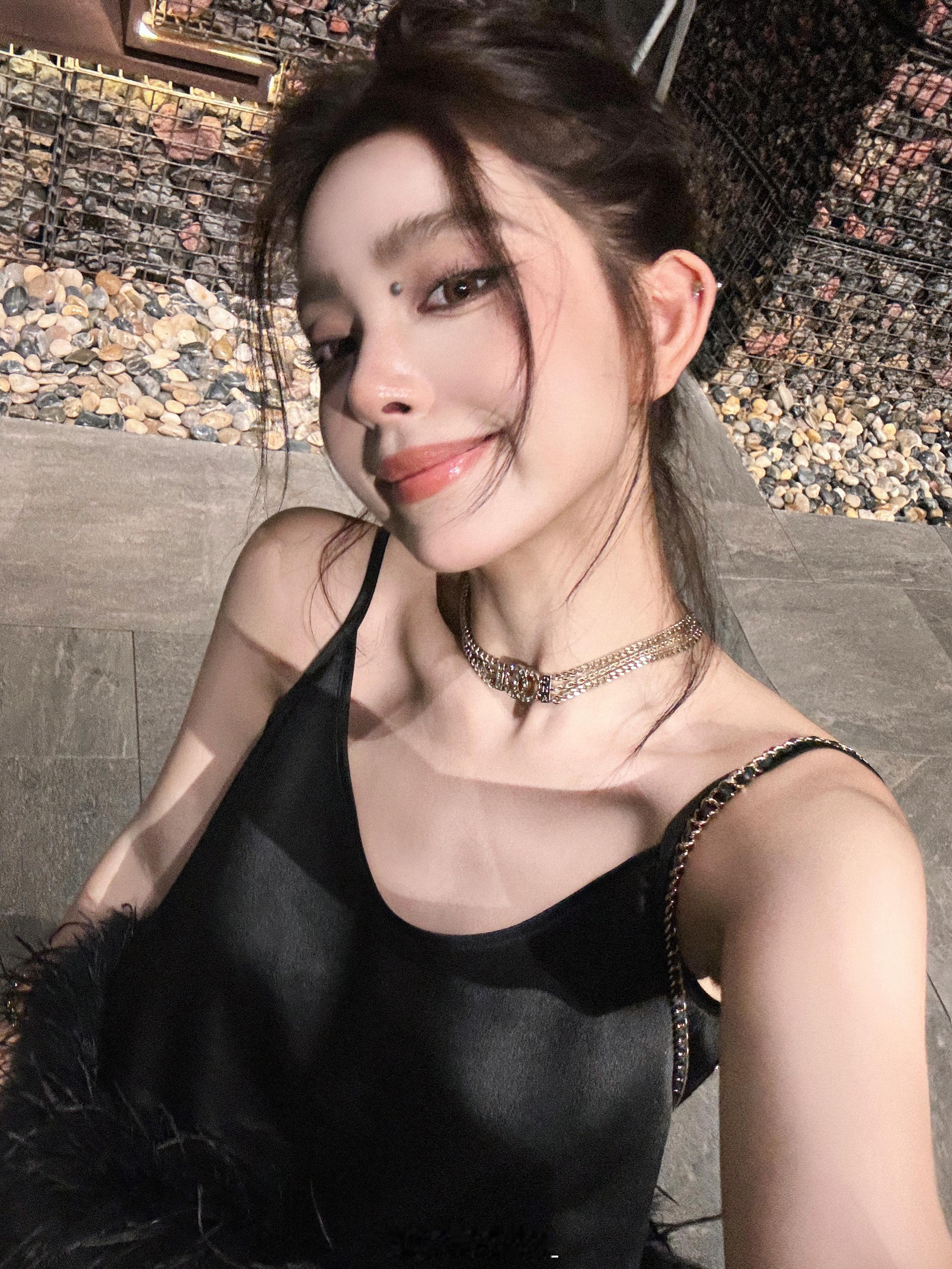 睡了么哈哈哈 我来咯～今晚收工时拍的一套好喜欢！马上就修了修发出来哈哈哈！嗲嗲的