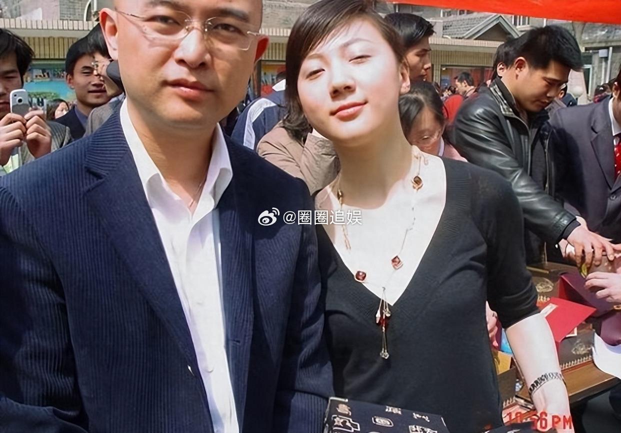孟非深夜假装睡觉，却不料妻子在偷偷翻他手机，第二天一大早，他就对当着李雪的面说：