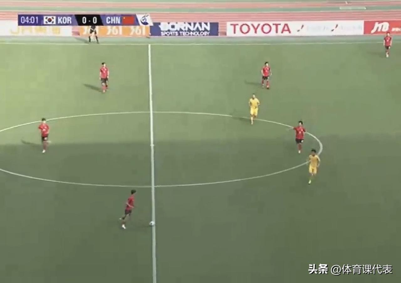 亚运会男足半决赛开战，首发身价是对方的一半，中国男足力拼韩国！北京时间2026年
