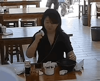 上海，这位香奈儿背包女“完胜”地铁猥亵赤🐦男了！等待她的是更猛烈的全民怒斥“社