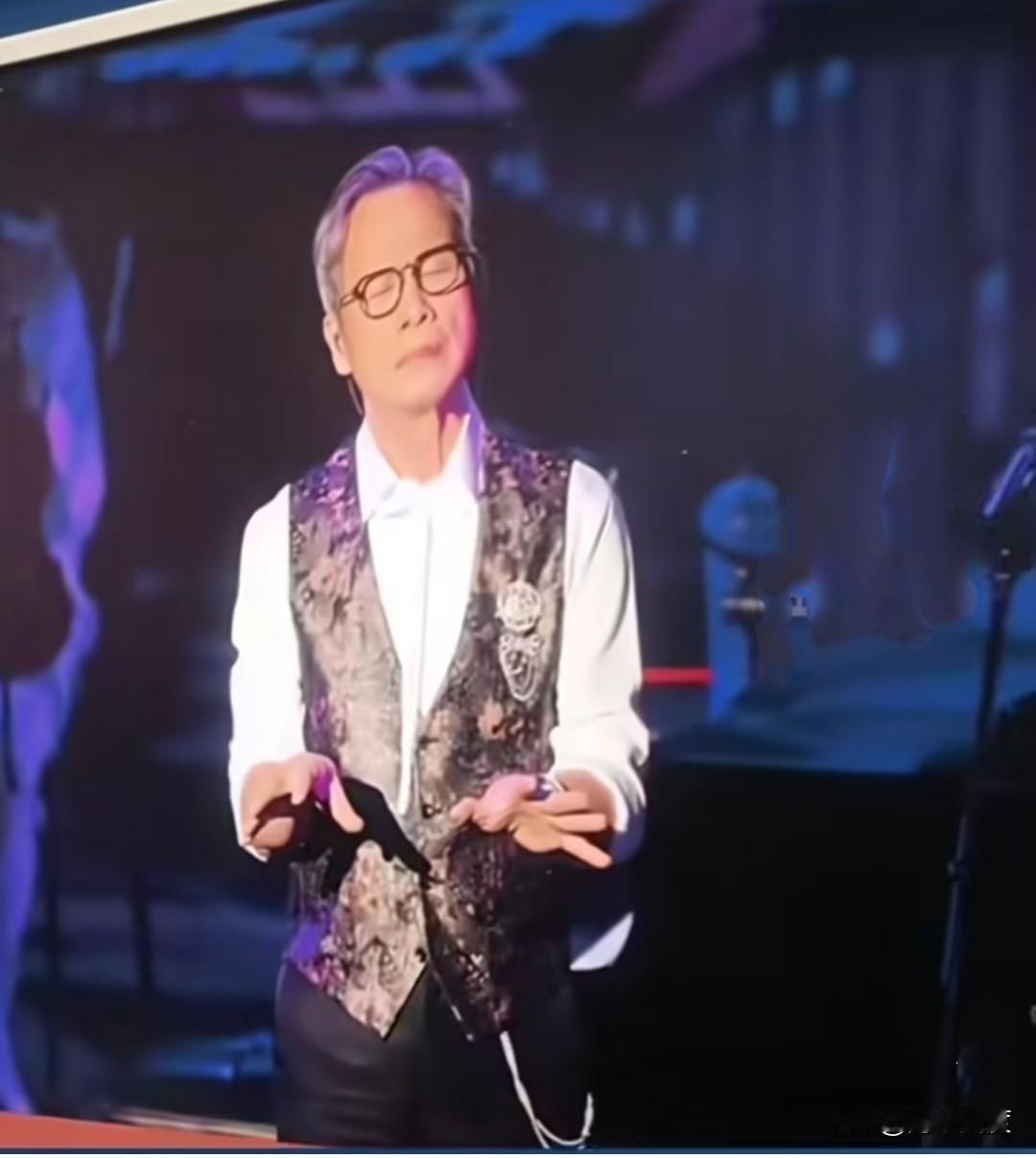 郑丽文参访国家大剧院惊见罗大佑海报，手指海报满脸喜悦！国家大剧院负责人王宁说，罗