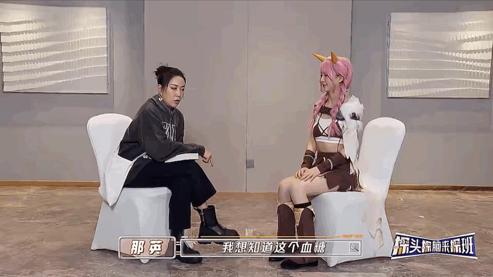#那英自曝更年期脾气大# 别人玩答案之书都是问情感问题、参加节目相关的问题，那姐