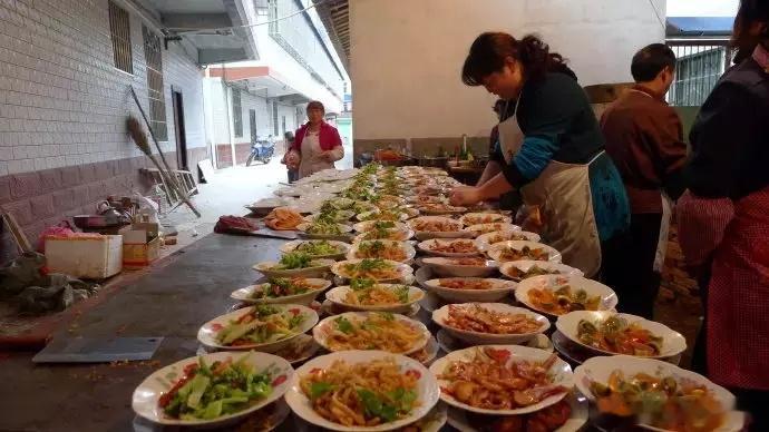 被上海的农村大席震惊到了 到乡下吃过酒席的上海人，无不为当时看见的场景、吃过的美