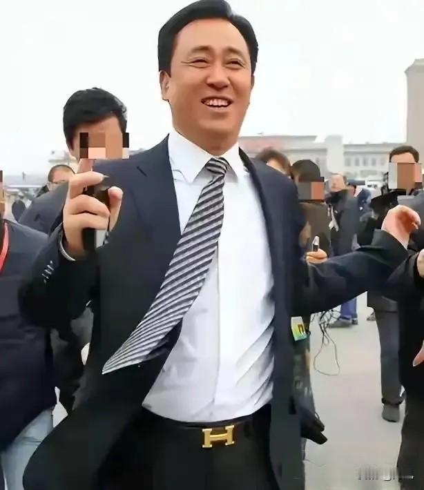 许家印被判无期徒刑，两个儿子双双获刑，前妻丁玉梅滞留海外，巨额资产遭冻结
 
2