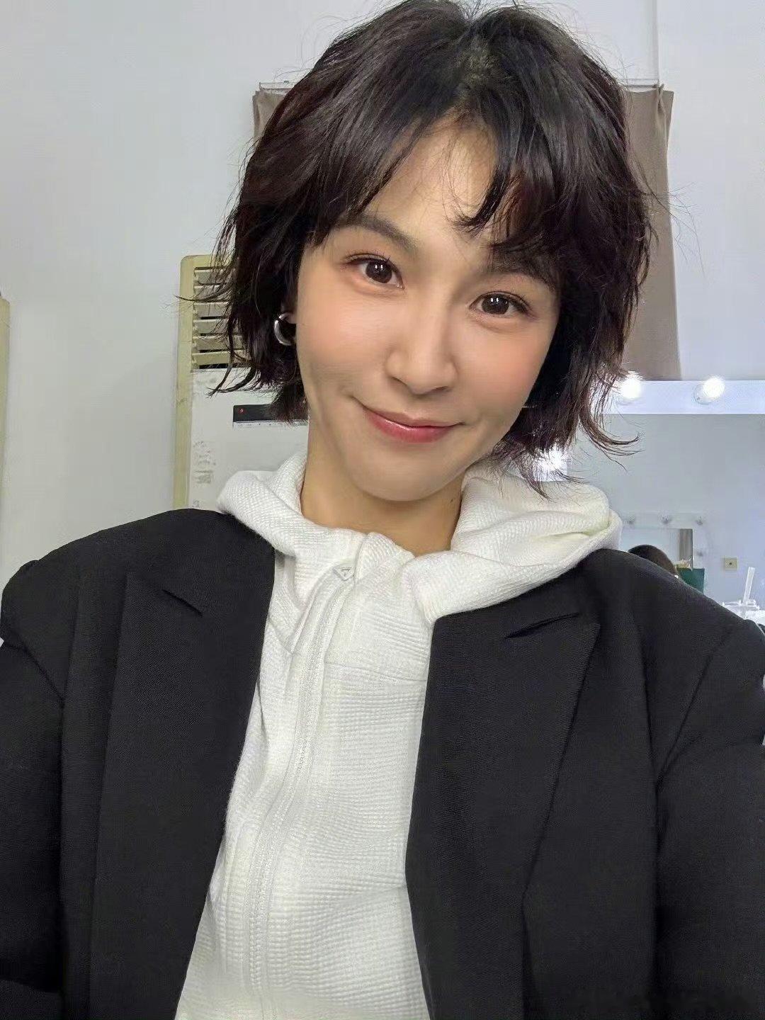 曾沛慈新挂件浪姐直播谁被曾沛慈的小狗挂件可爱到了，小巧百搭，瞬间成为穿搭亮点。 