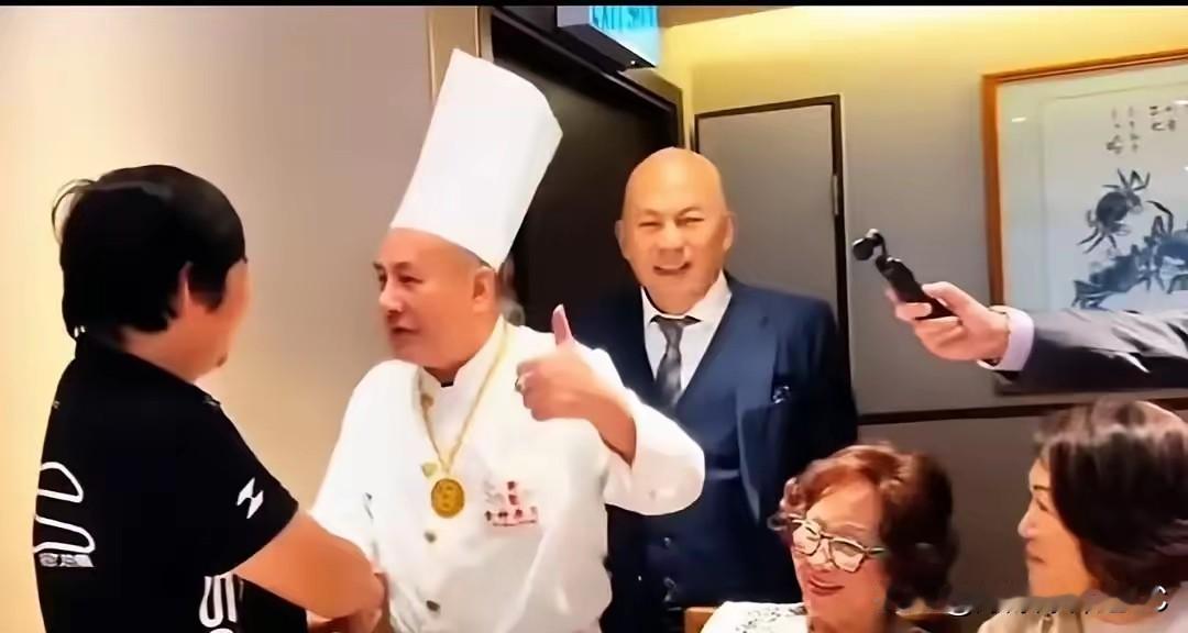 网上流传一段很有意思的故事：张雪去到香港，吃到了食神戴龙亲自下厨做的一桌宴席，网