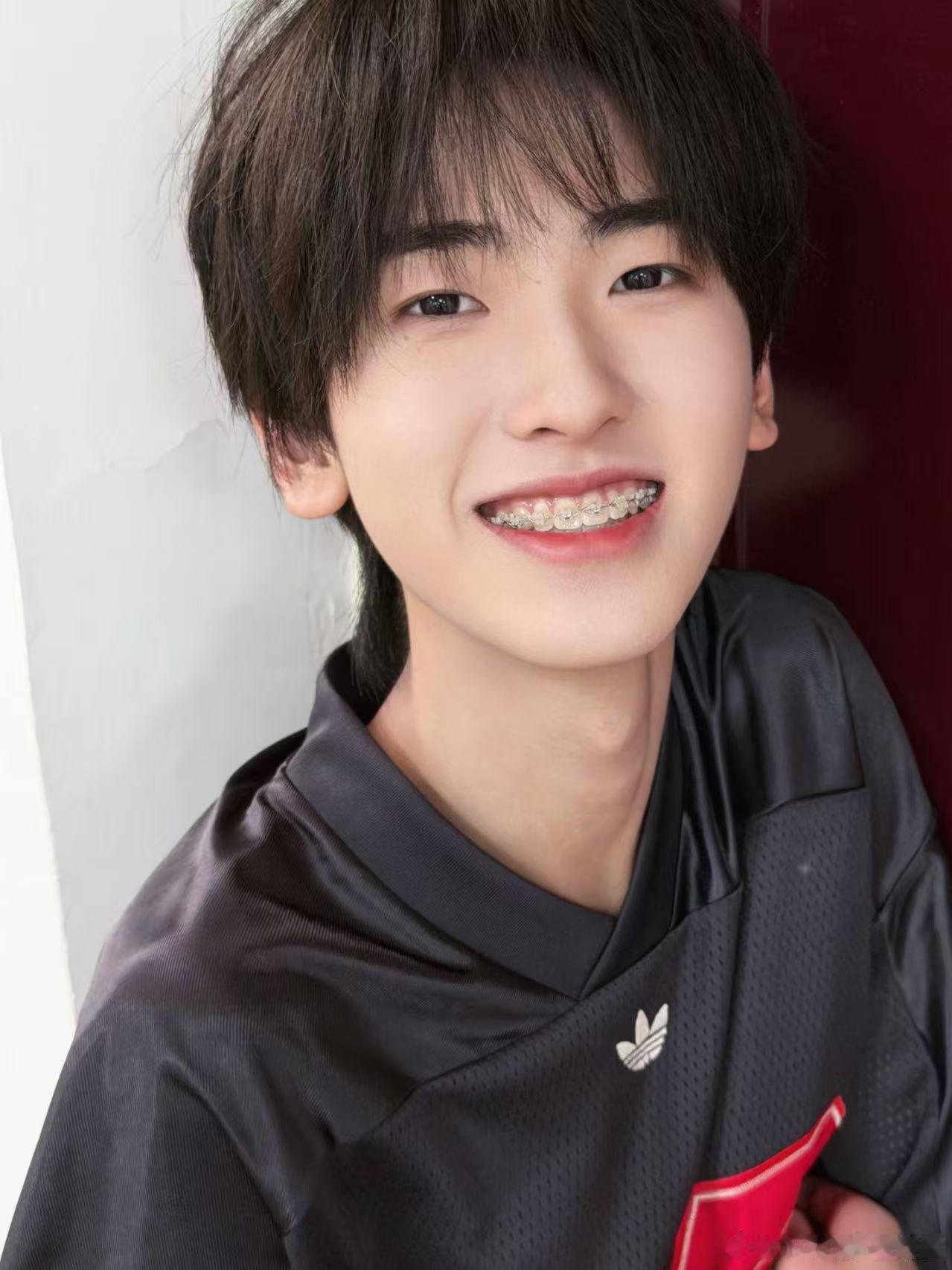 左奇函 新歌MV镜头少出发哥左奇函播放量破一亿 左奇函自带温柔少年气场，眉眼干净