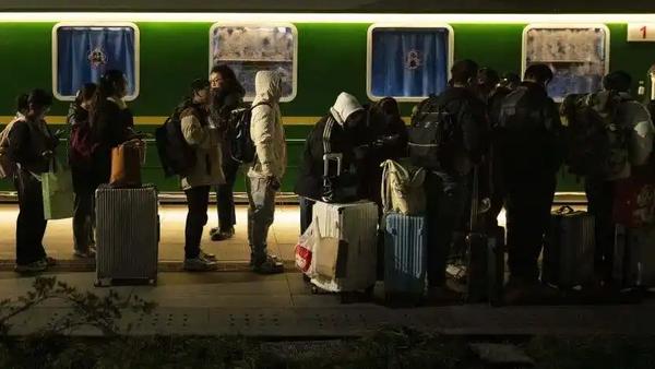 这趟“星辰守护号”堪称春运里最温暖的“静止列车”。当其他列车载着游子奔赴故乡，它