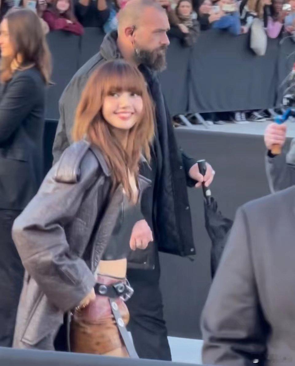 #卢浮宫LV秀场偶遇Lisa##Lisa现身卢浮宫LV秀场#哈哈哈哈，不得不说，