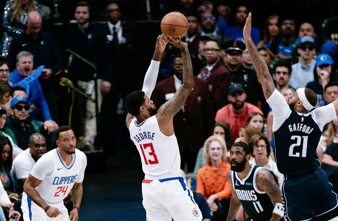 破防了，快船惨败给独行侠，哈登和威少的总冠军又没希望了。
第一，哈登选球队的眼光