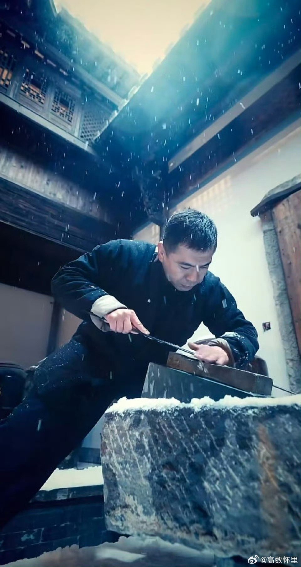 陨铁淬剑铸就中式顶级浪漫一块来自亿万光年外的陨铁，落入龙泉匠人的火塘；千次锻打火