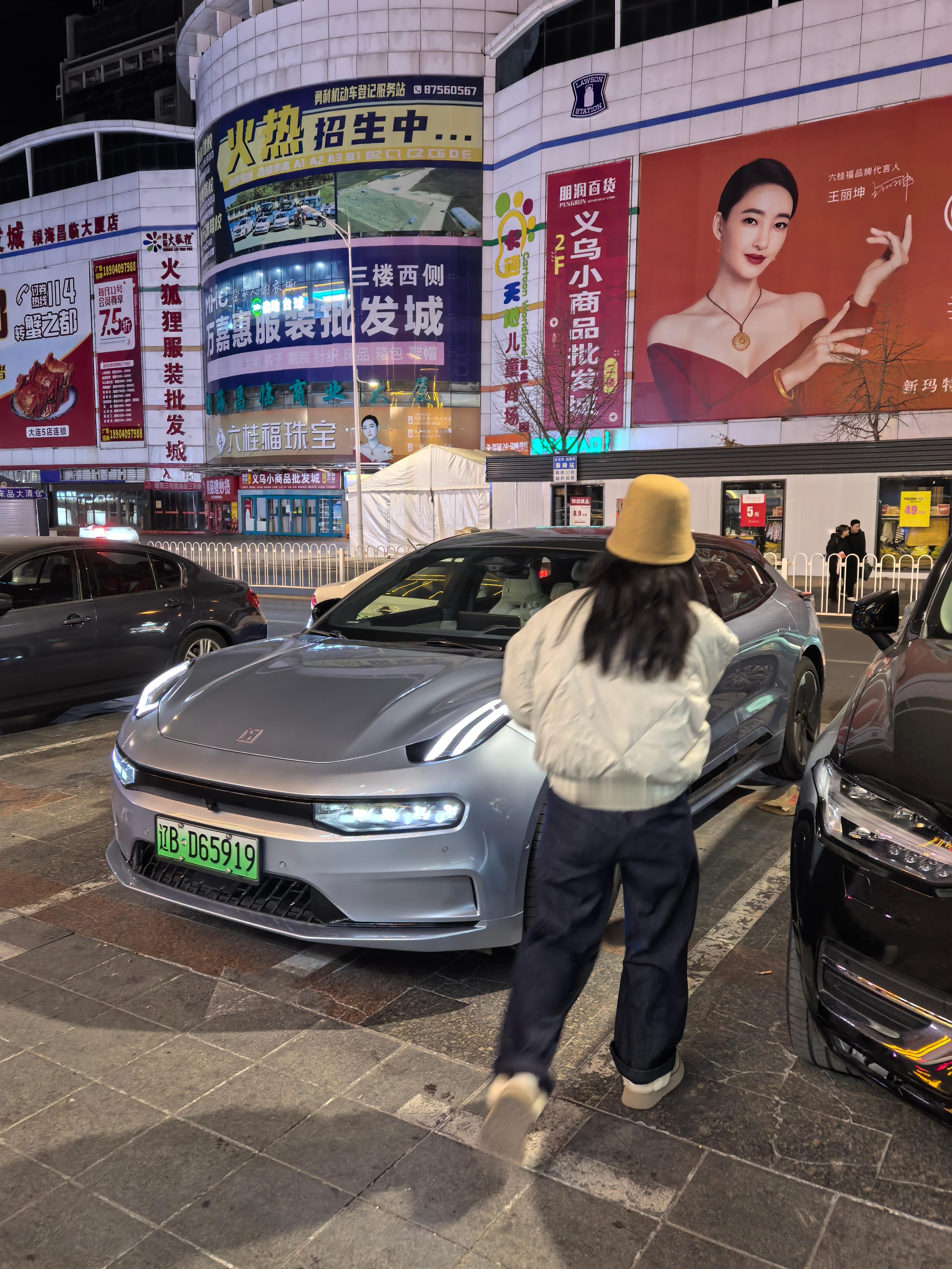 总监饿了，要吃点夜宵虽然我明天五点出门，还是陪她去了我好久没开001，上手很有质