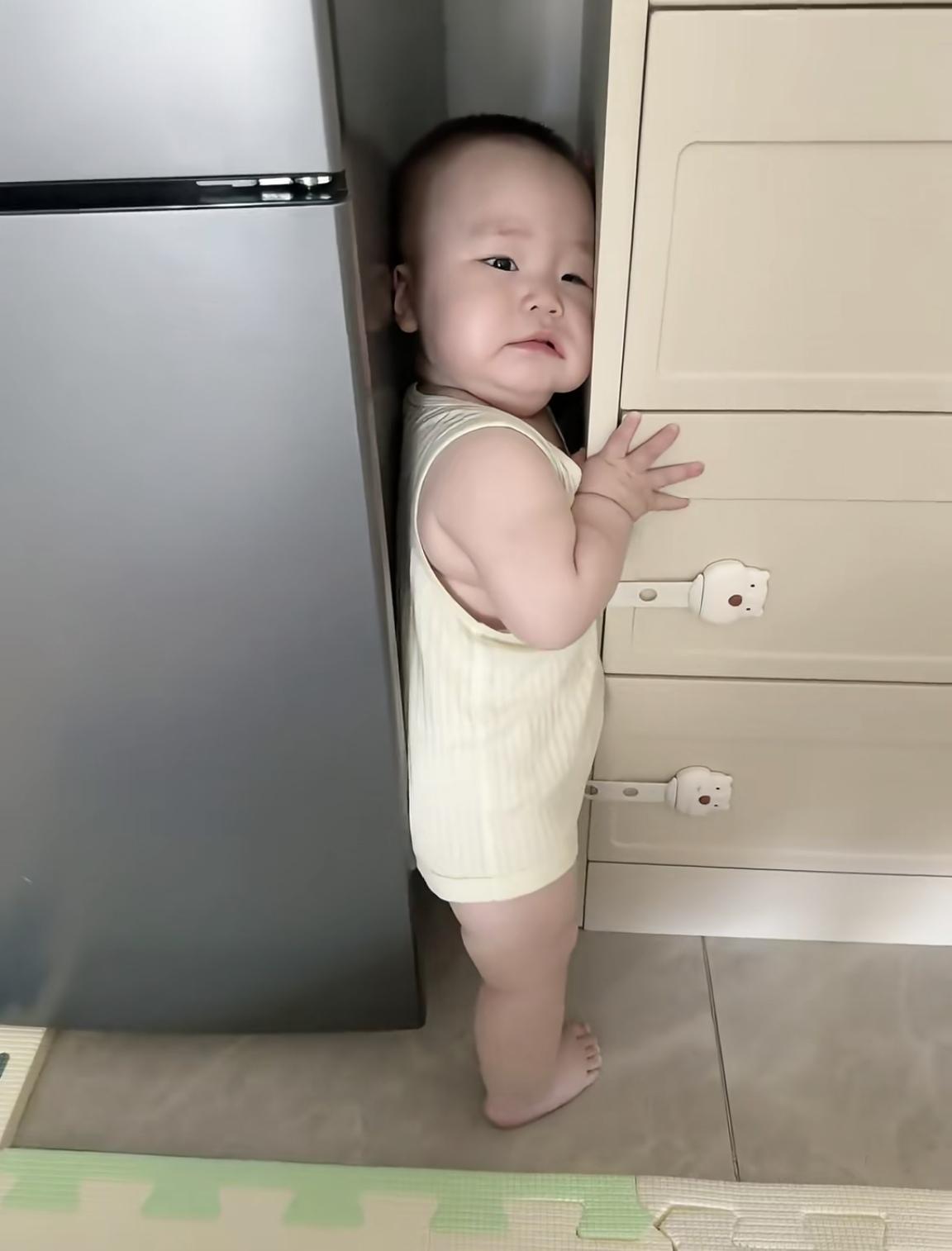 小孩子的好奇心必须满足这样他才会知道后果，被夹住出不来了吧！