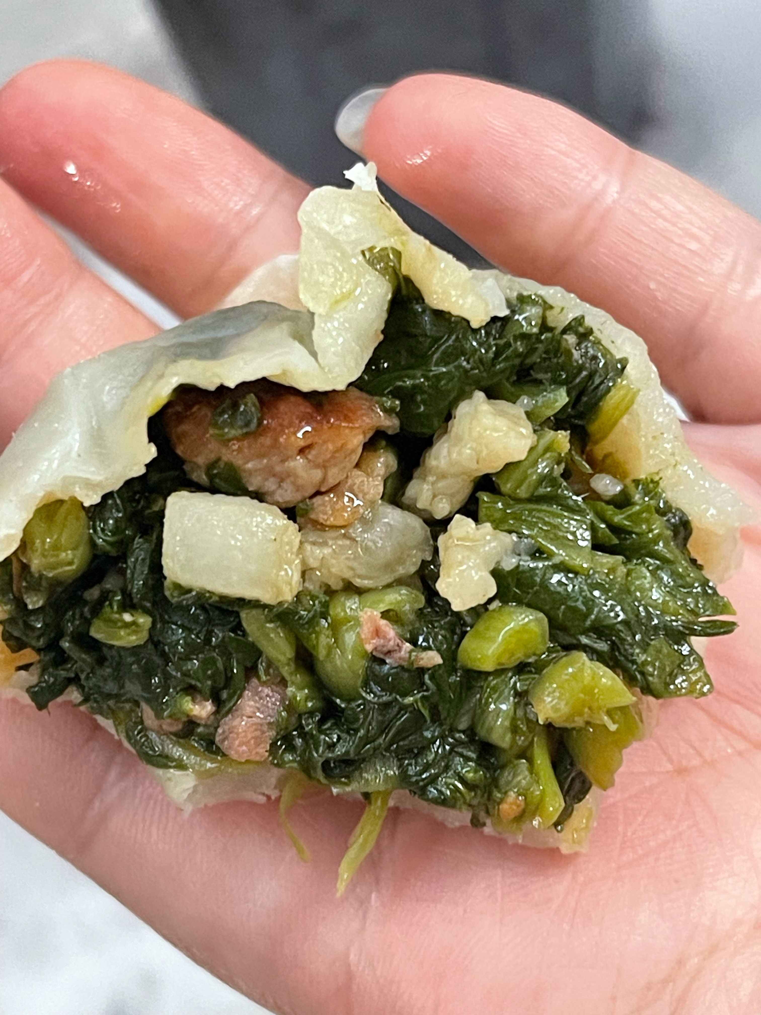 胖头莎昱_  妈妈牌儿蒸饺，一下吃了四个，太好吃了！吃撑了还想吃，赶紧离开餐桌，