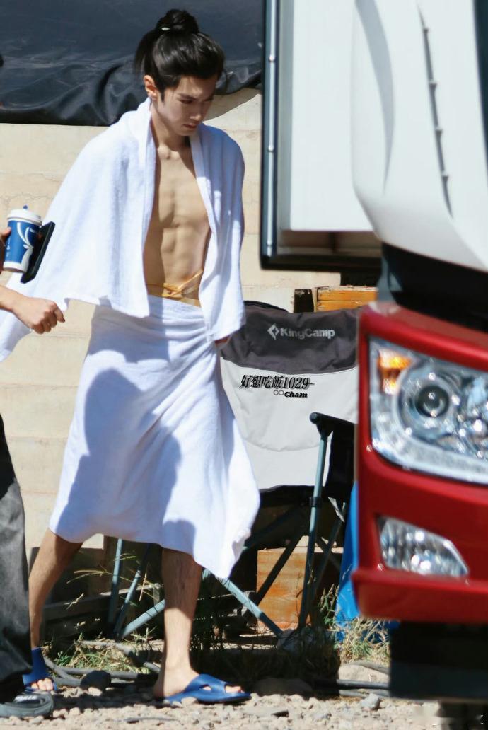 陈哲远新剧浴巾半裸路透陈哲远秀腹肌 ​​​omg！陈哲远新剧浴巾半裸路透有！这腹