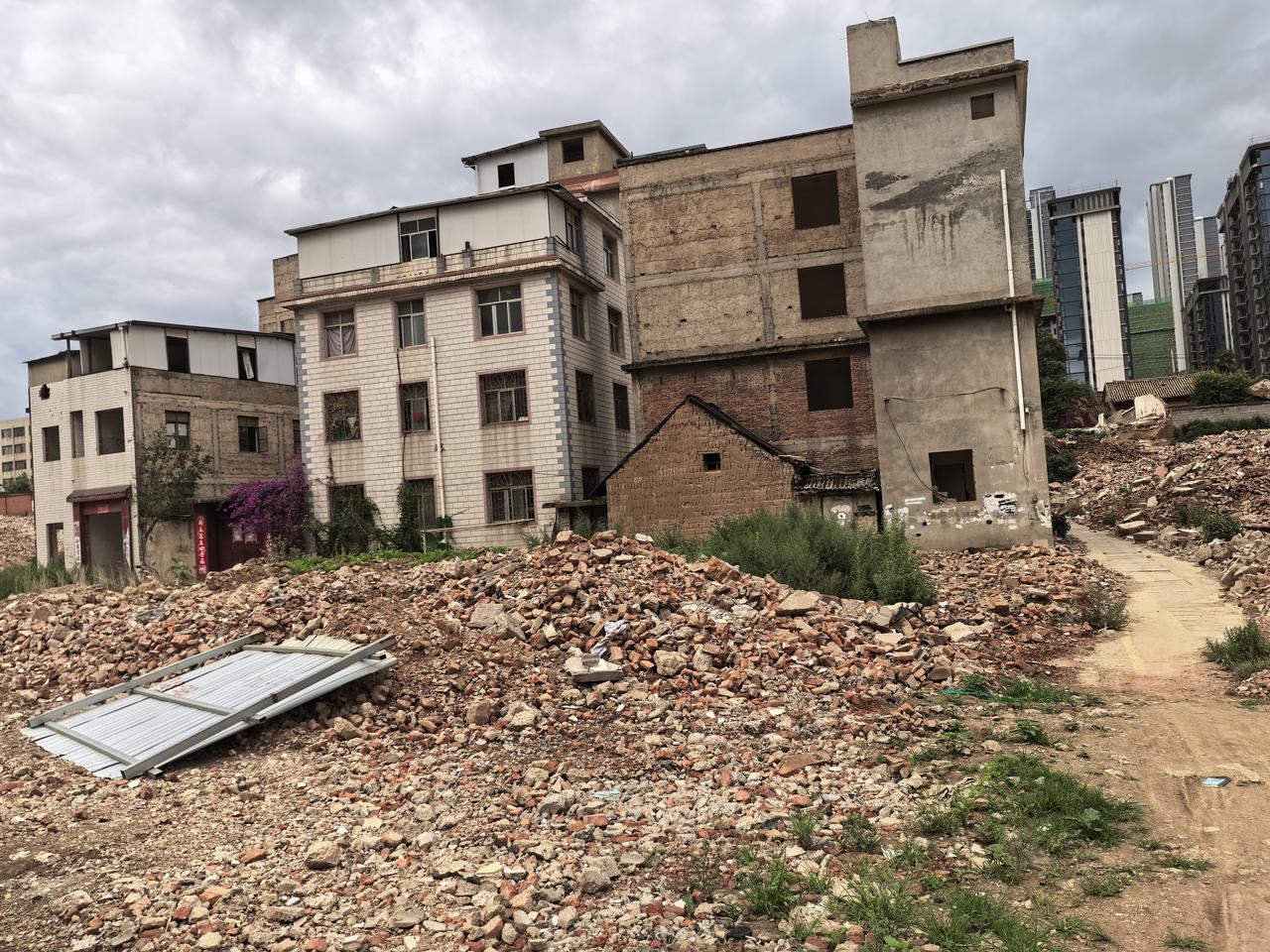 呈贡老城区龙街这个城中村改造工程，基本上都是搬走了，还剩下几家，99%都搬走了，