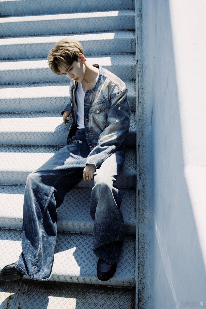 #毕雯珺日漫少年# 毕雯珺的造型真的好像日漫少年走到现实，真的太帅了，CCD蓝调