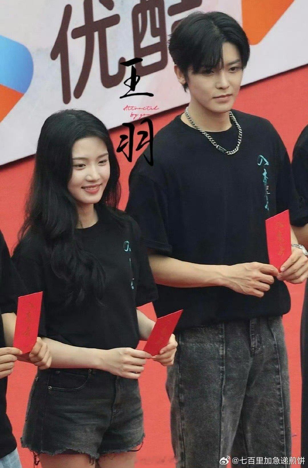 #侯明昊卢昱晓入青云开机同框照￼##卢昱晓侯明昊入青云同框生图# ​​​