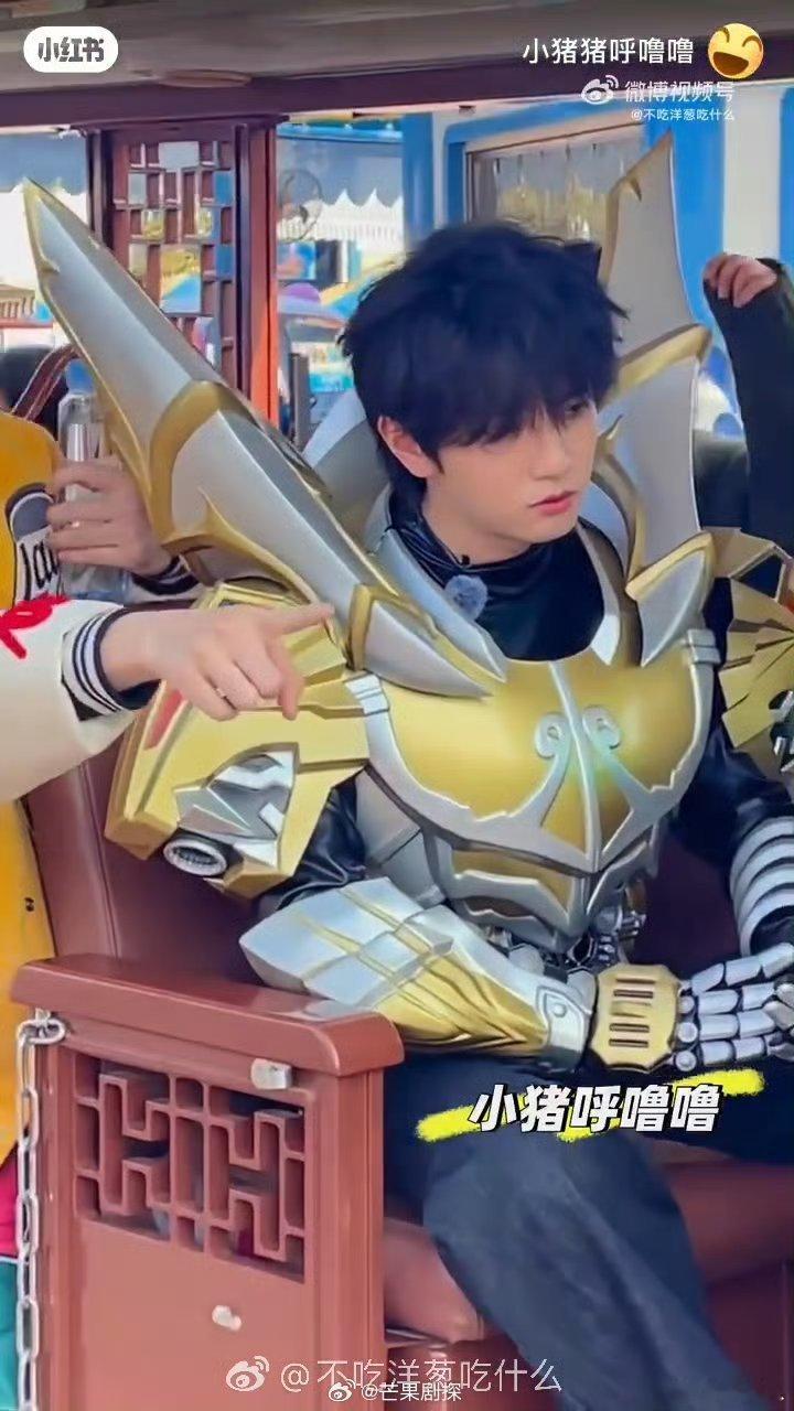 穆祉丞穿着铠甲勇士服坐观光车穆祉丞穿铠甲勇士服坐观光车 穆祉丞穿着铠甲勇士服装坐