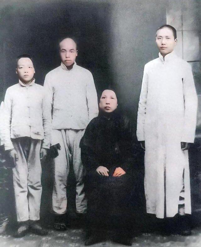 1919年，教员与母亲和兄弟。1921年，教员成为党的创始人之一。 飞扬军事[超