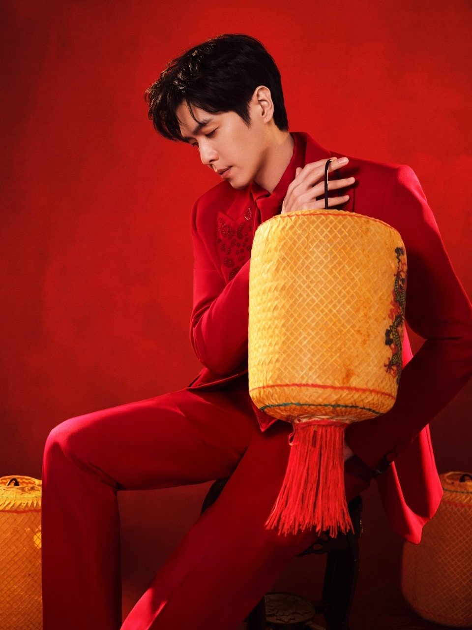 张若昀红衣如焰映照岁序张若昀马年春晚红西装造型张若昀马年春晚红西装造型 