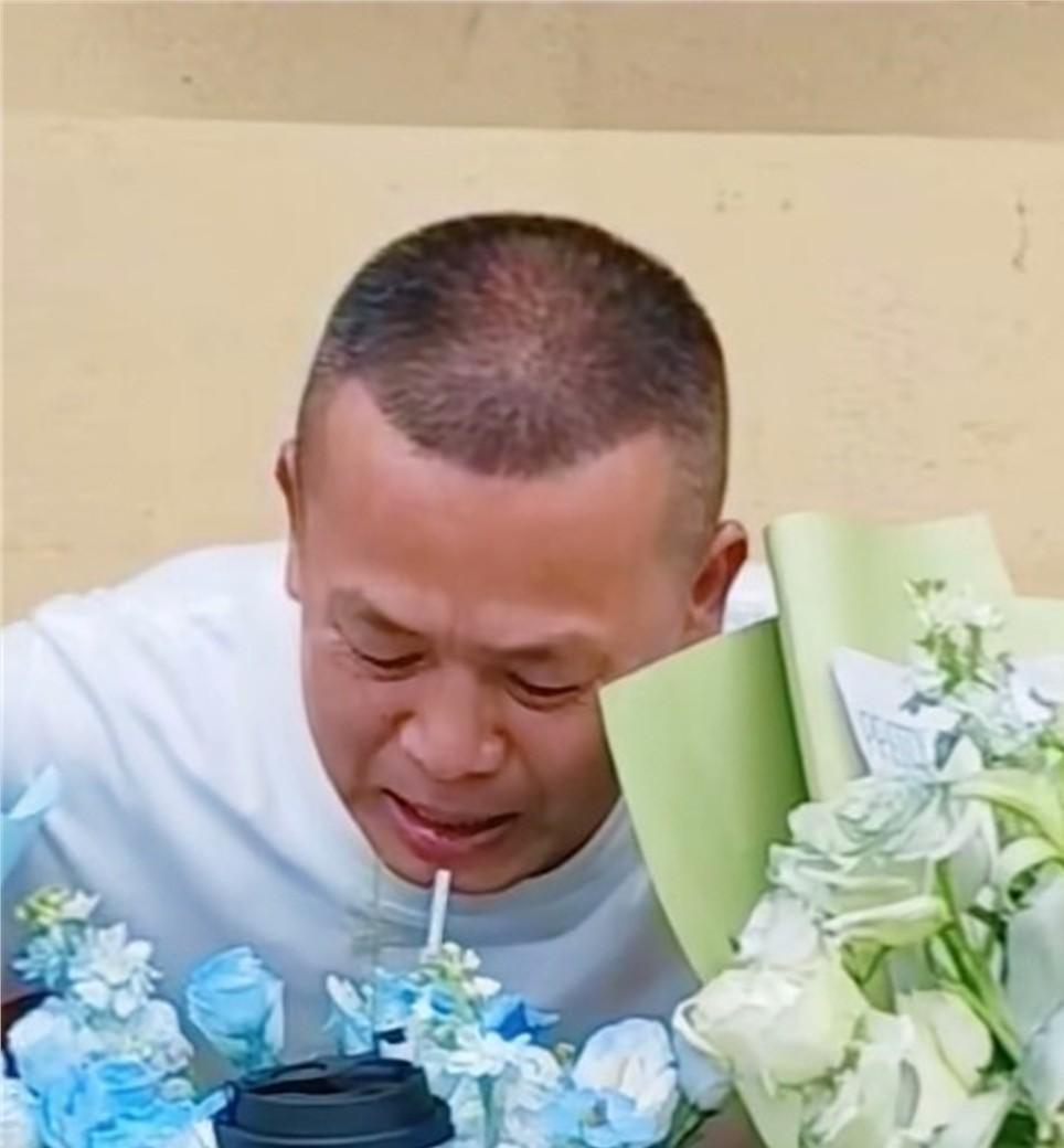 全红婵回家给父亲庆生，屋里吵吵闹闹，她却一个人坐着吃蛋糕，这个奥运冠军私下里就是
